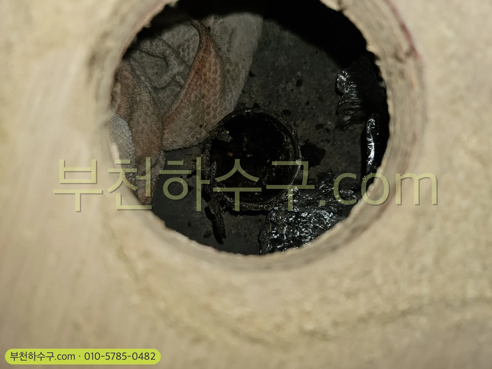 싱크대 · 주방 배관 막힘 — 기름이 낀 주방 배관 내부