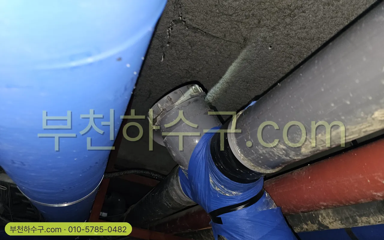 에어컨 배수관(드레인) 막힘 · 물샘 — 천장 배관 라인(단열 씌운 배관) — 매립 드레인이 지나는 자리