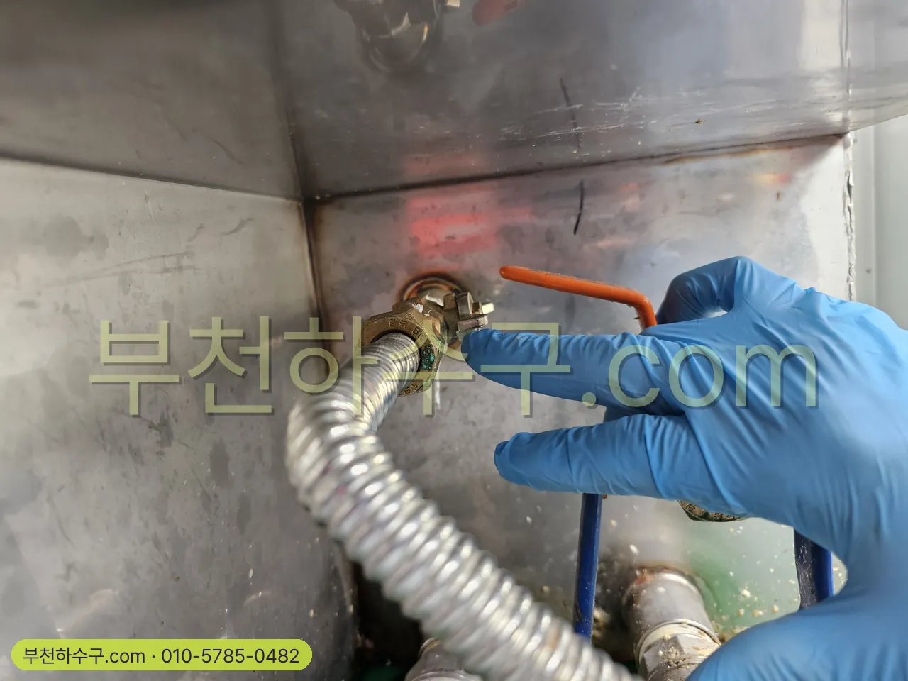 수압이 약해졌을 때, 건물별로 보는 순서 — 수전 연결 플렉시블 호스·앵글밸브 — 반만 열린 앵글밸브가 흔한 원인
