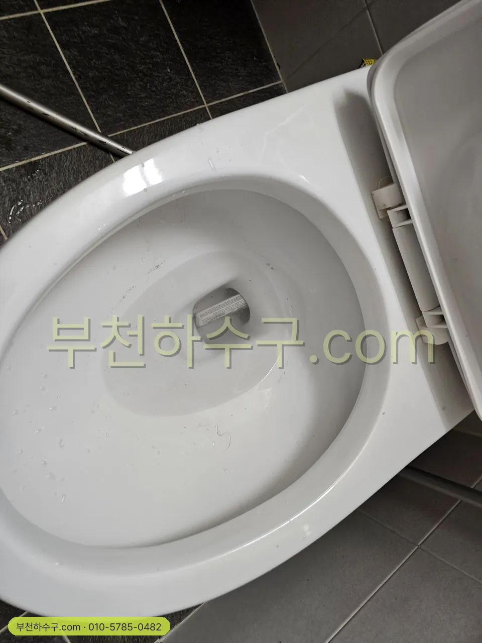 변기 물티슈 막힘, 뚫어뻥이 안 통하는 이유 — 변기 트랩 관통 후 상태 — 첫 단계로 끝난 경우