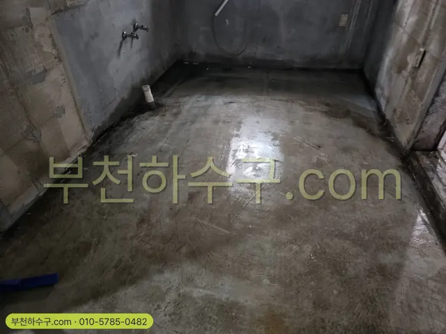 욕실 타일 철거 후 바닥·벽 바탕이 드러난 상태