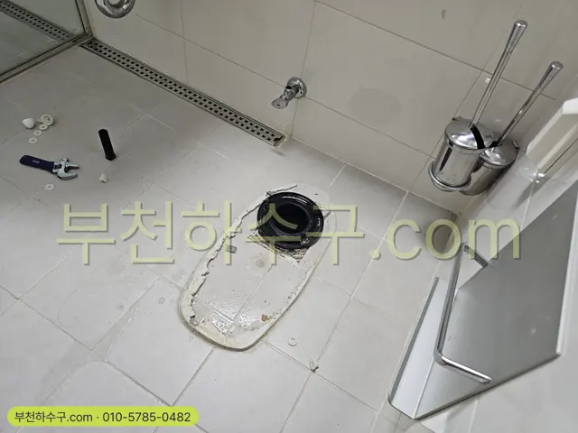 변기 탈거 후 바닥 플랜지와 급수 밸브가 드러난 상태