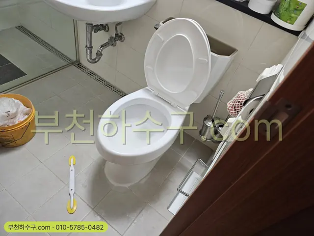 투피스 변기 설치를 마친 모습