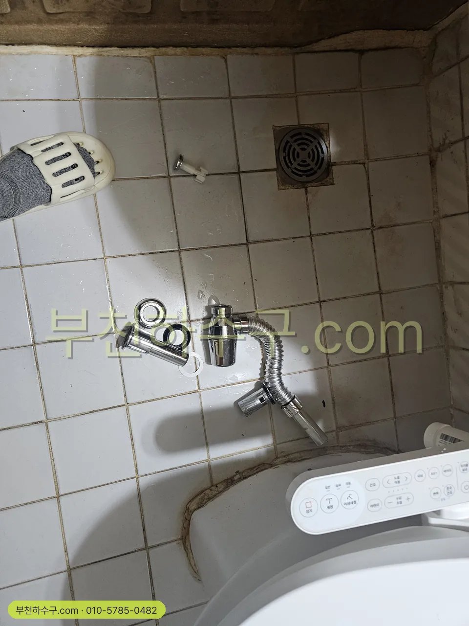 수전 · 수도꼭지 · 샤워 수전 교체 — 욕실 벽 수전 분리 후 배관 연결부 확인