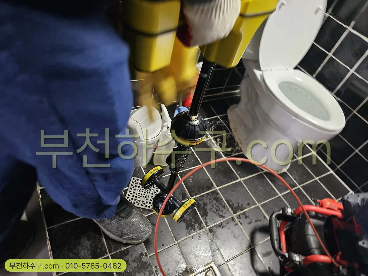 변기 막힘 · 화장실 막힘 · 역류 — 변기 옆 바닥 배수구에 스프링 장비 투입