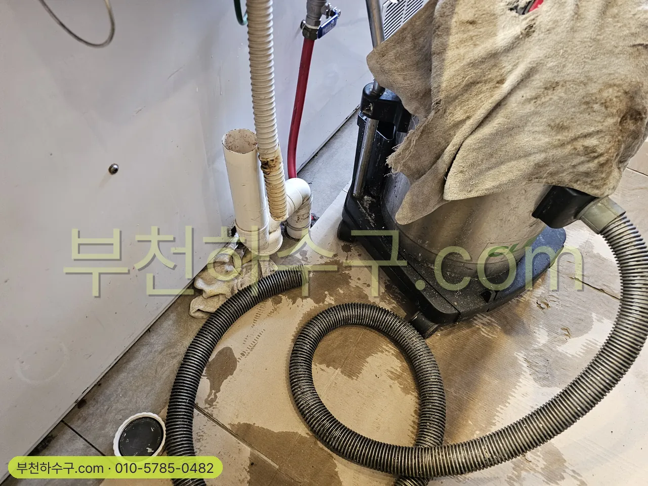 온수 · 스팀 배관 세척 · 배수관 해빙 — 실내 배관에 호스 투입