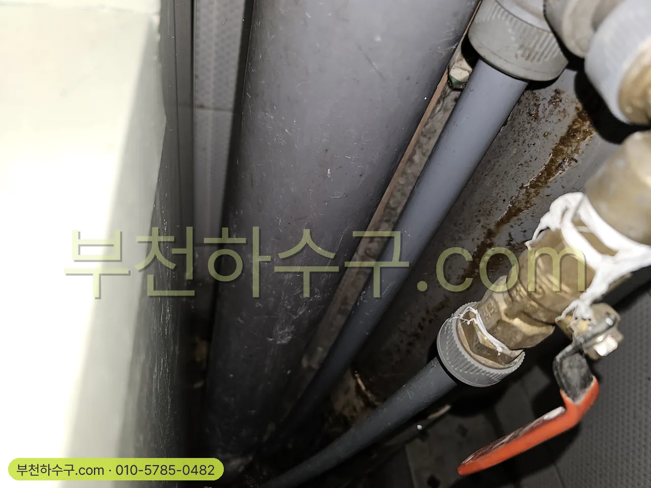 하수구·수도관이 얼었을 때 — 외기 닿는 노출 배관·밸브 — 언 구간은 손으로 만지면 유난히 찹니다